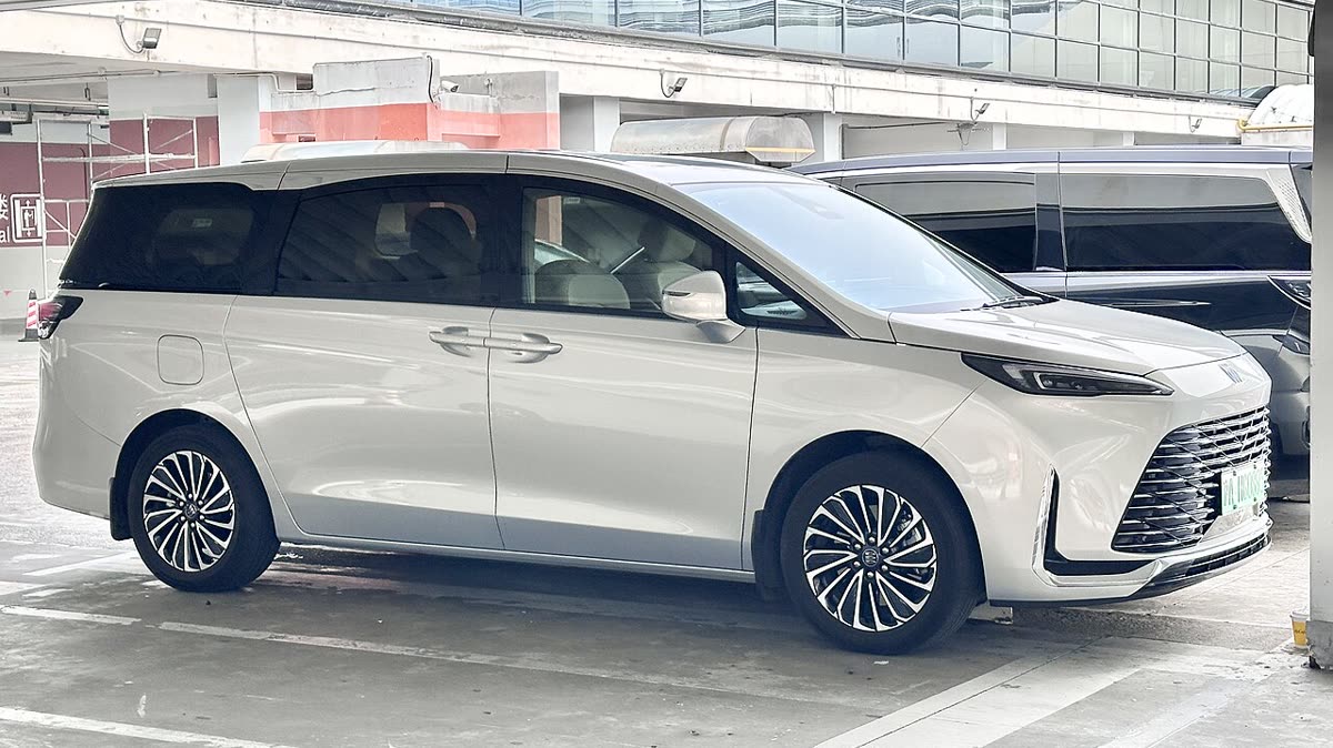 Buick GL8 MPV (with driver)